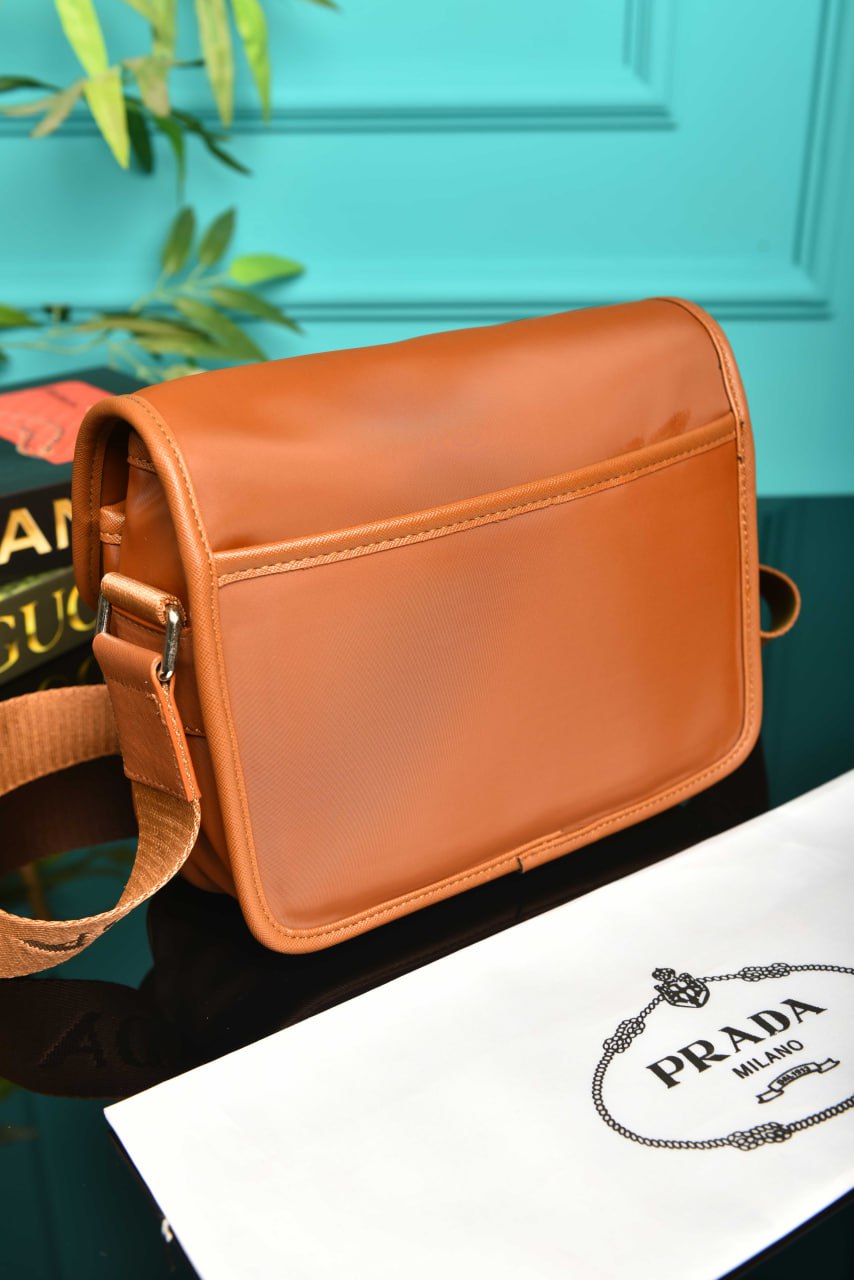 PRD - Tasche aus Nylon und Saffiano-Leder mit Riemen