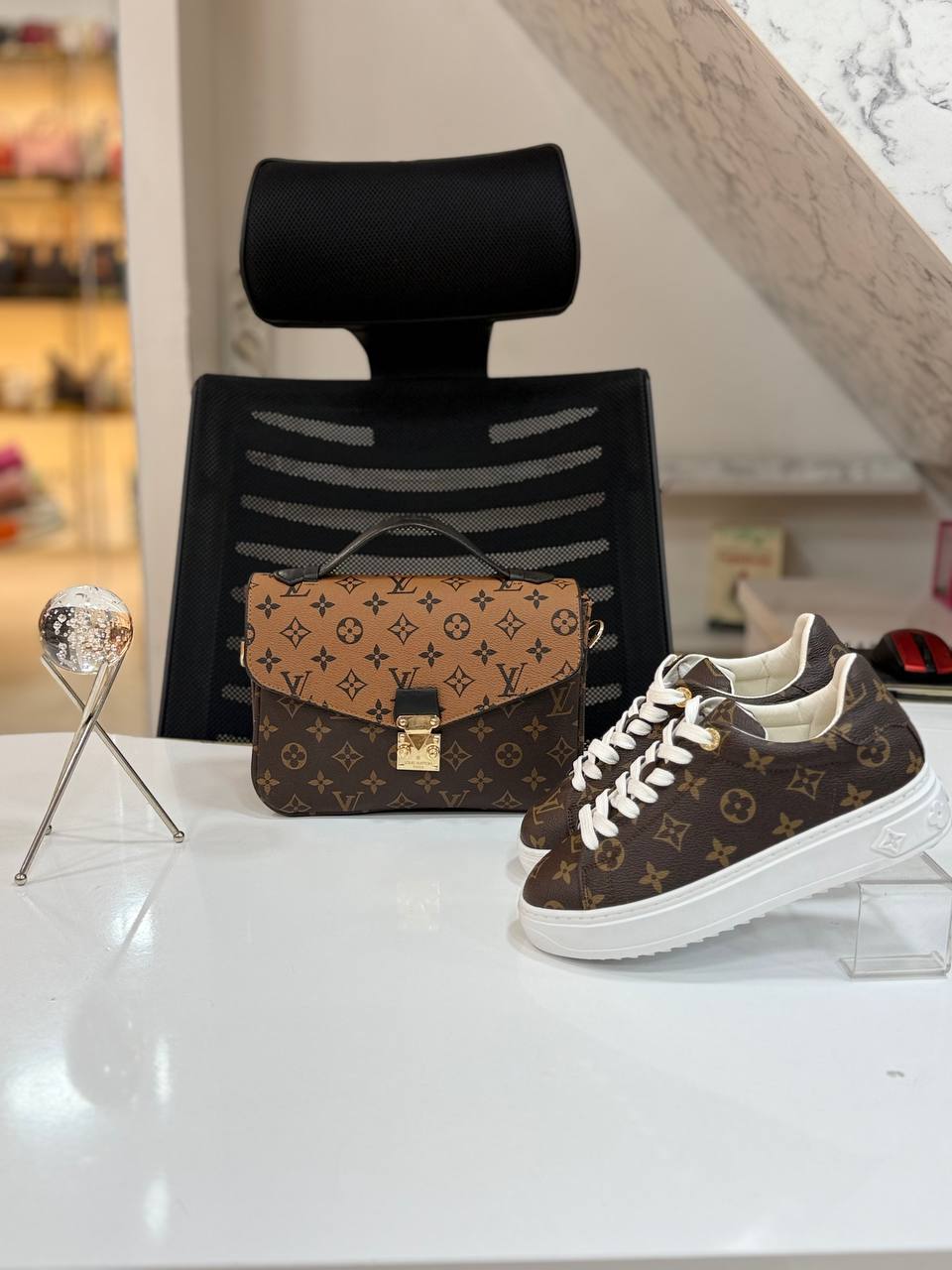 Tasche und Turnschuhe