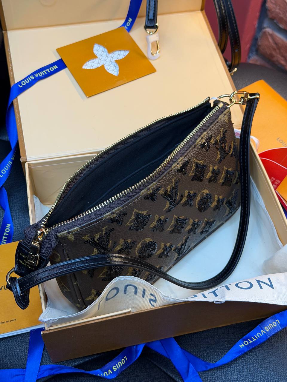 Pochette Accessoires – (Video)