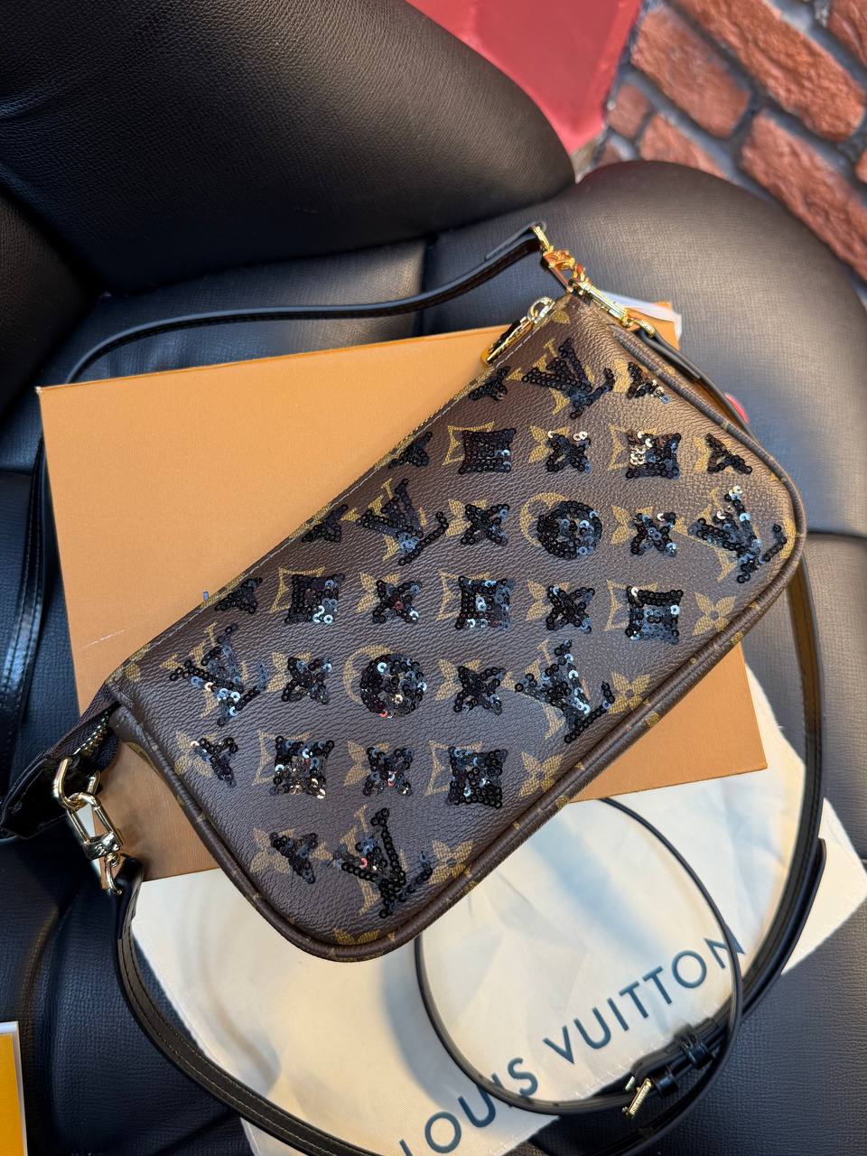 Pochette Accessoires – (Video)