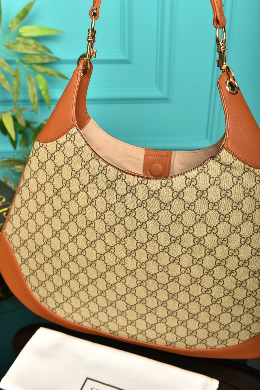 B Große Schultertasche