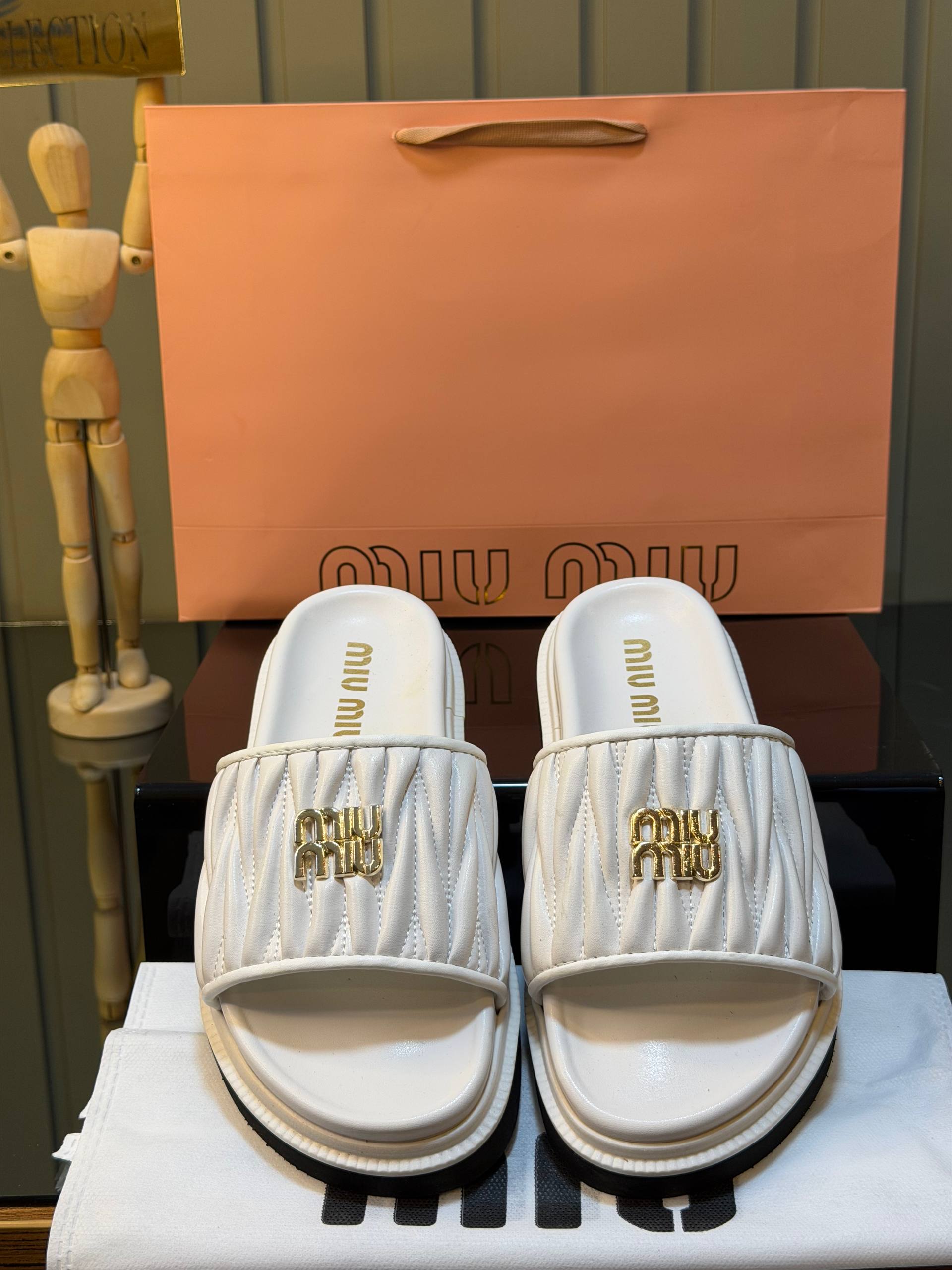 MM Wander Bag and Slipper