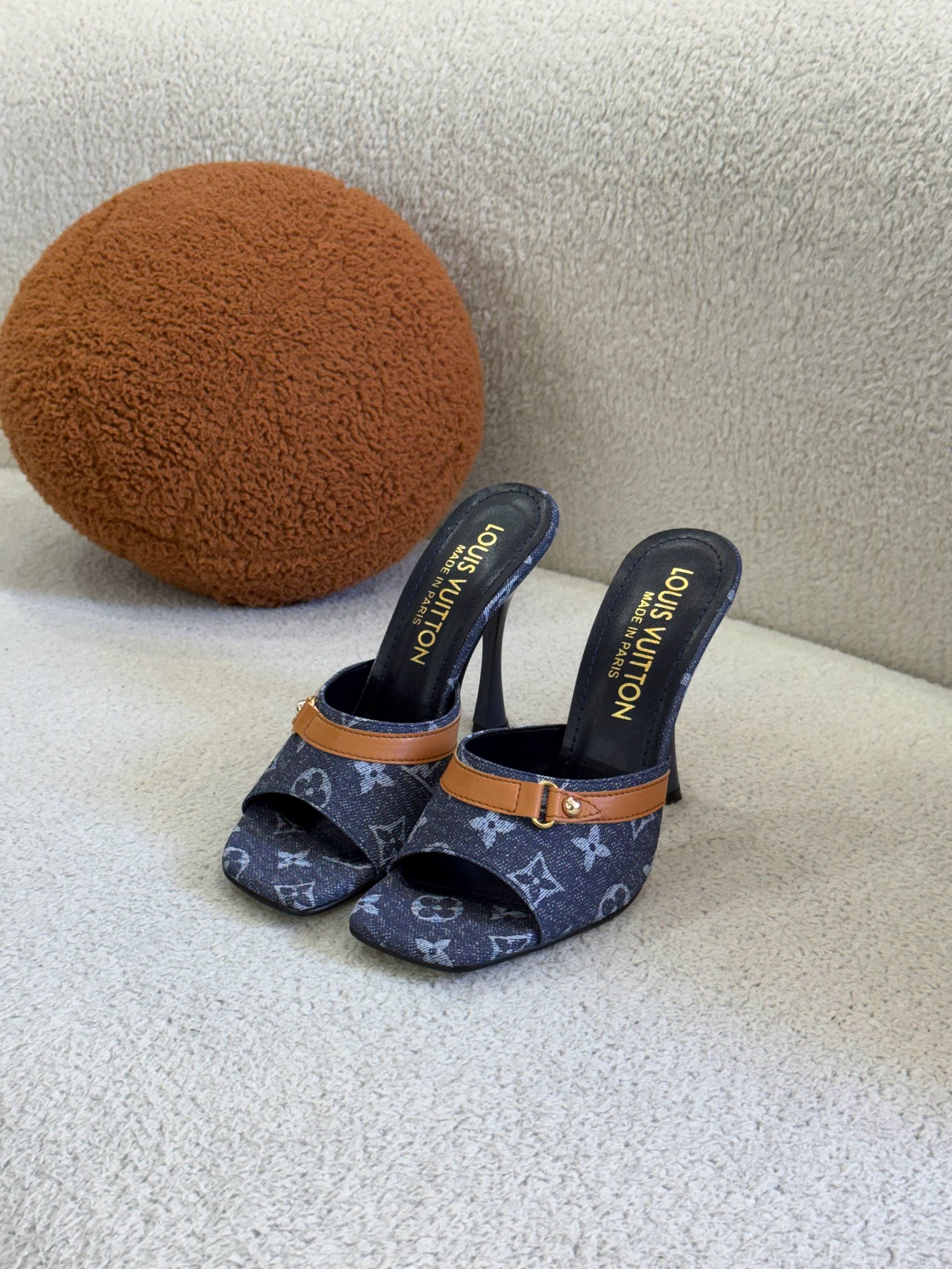 L- HEEL SLIDES