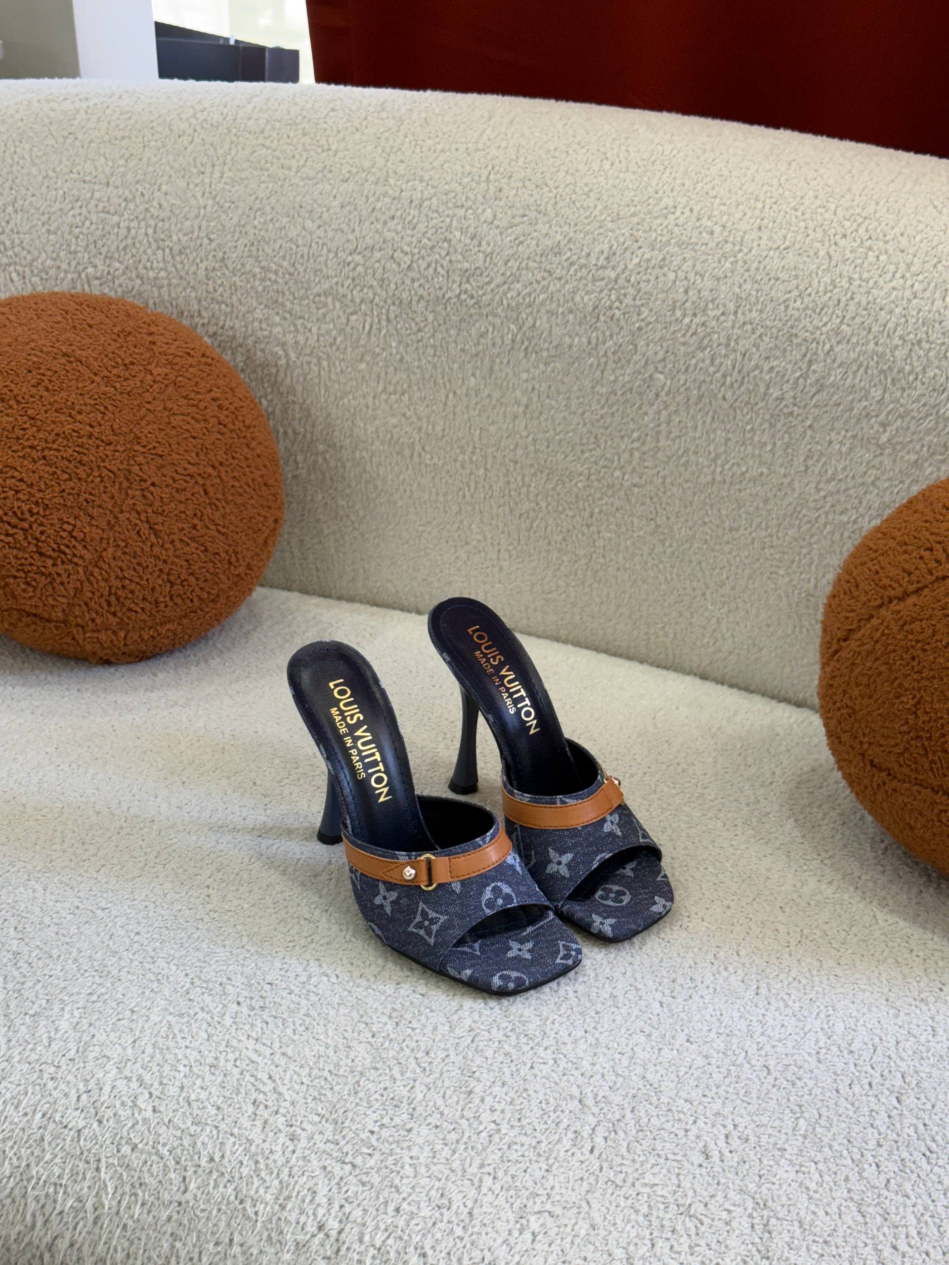 L- HEEL SLIDES